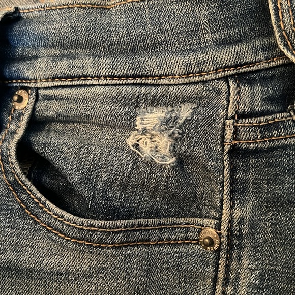 Lucky Brand Skinny Blue Jeans slightly distressed. Size 2/26 - Picture 7 of 9